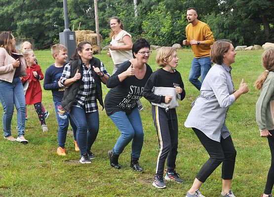 Uczestnicy zabawy w Święto
