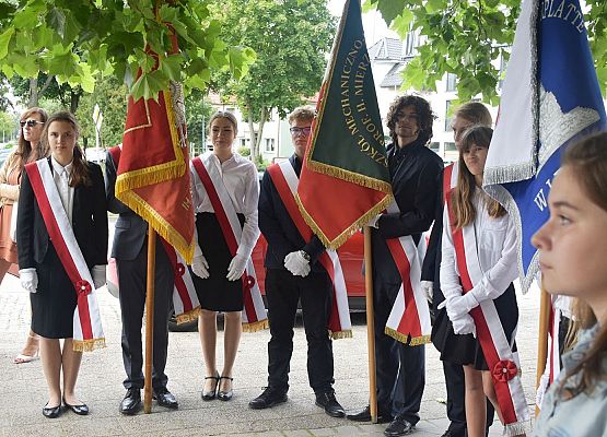 Poczty sztandarowe przy Płycie