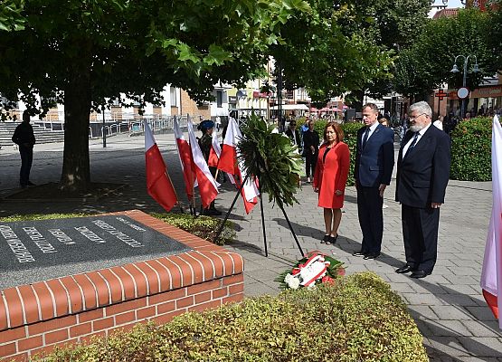 Kwiaty składają radni RM