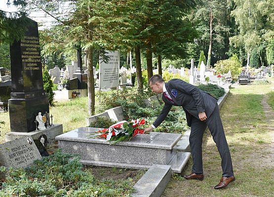 Kwiaty składa Marian Kurzydło