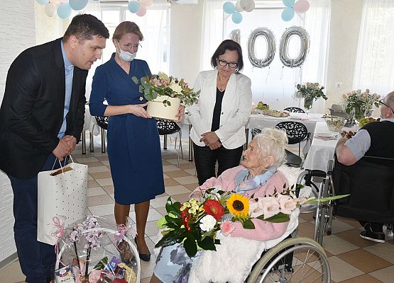 Życzenia pani Mariannie składa