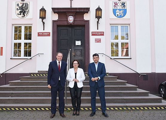 Przed budynkiem lęborskiego