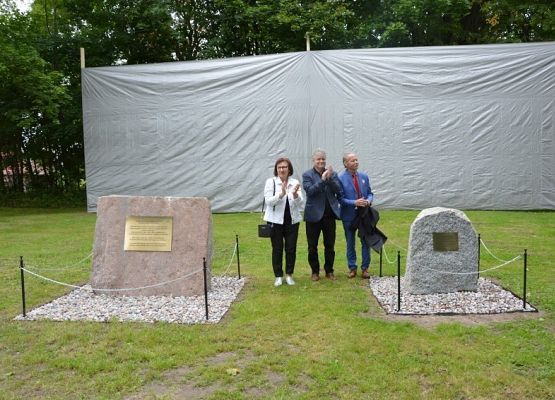 Pamiątkowe dęby i tablice w