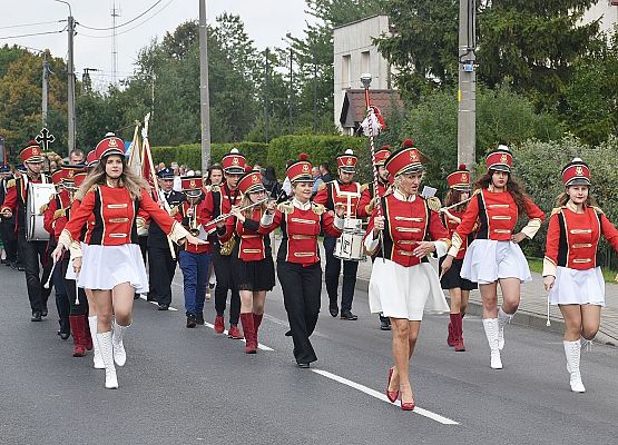Korowód dożynkowy prowadzi