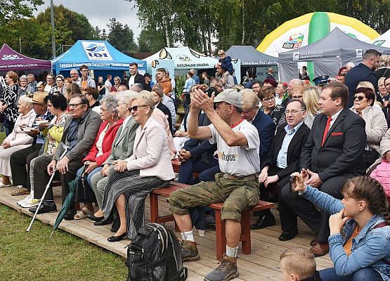 Publiczność przed sceną