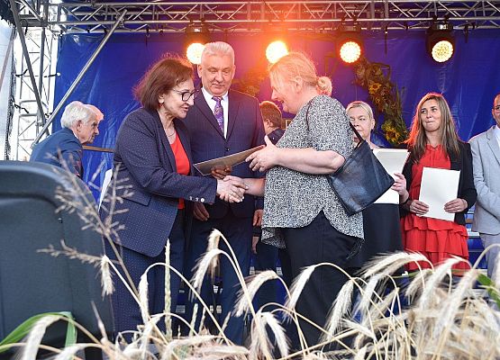 Starosta wręcza nagrodę w