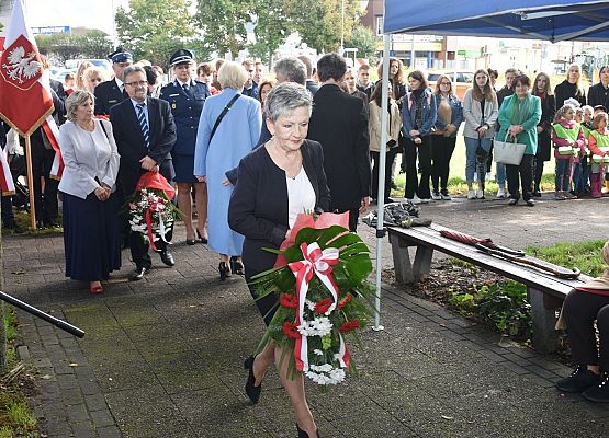 Kwiaty składa M. Kaczyńska -