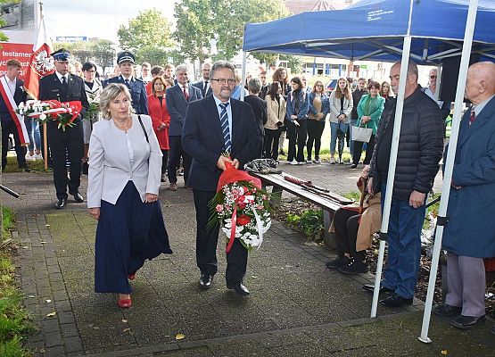 Kwiaty składają reprezentanci