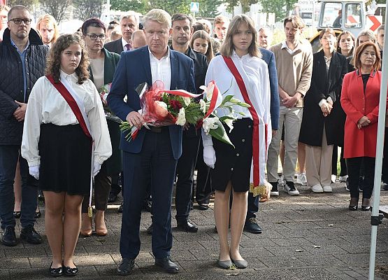 Kwiaty składa delegacja SP5