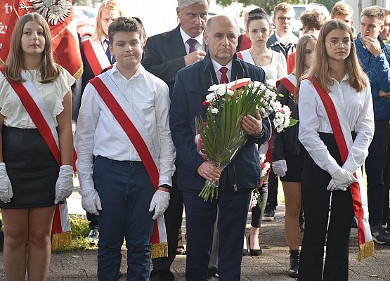 Kwiaty składa delegacja SP8