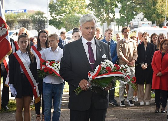 Kwiaty składa przedstawiciel