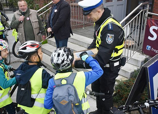 asp. A. Loda rozdaje opaski