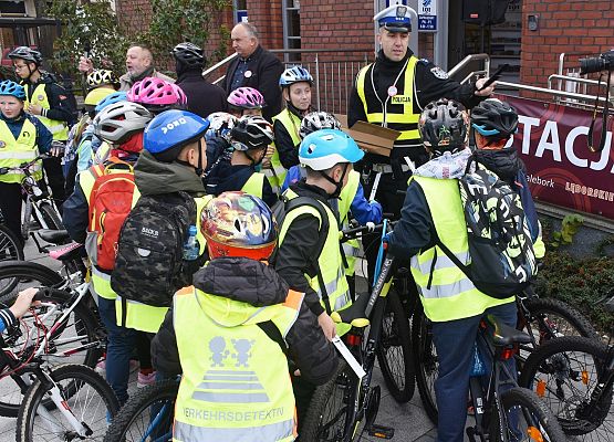 asp. A. Loda rozdaje opaski