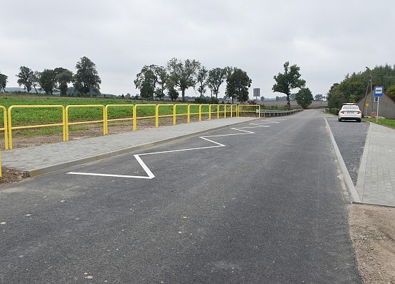 Peron autobusowy z barierami