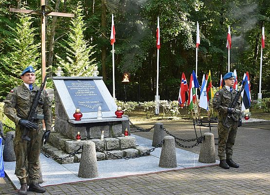 Warta honorowa przy pomniku