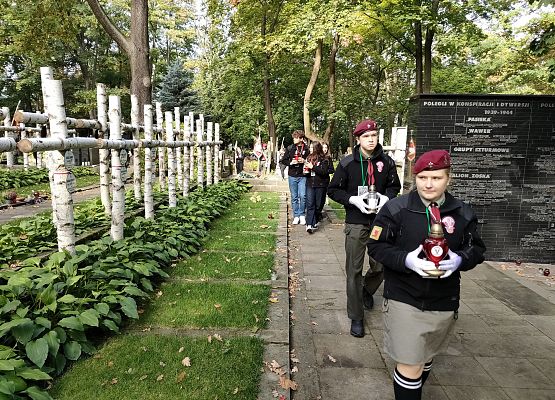 Przy mogiłach harcerskich