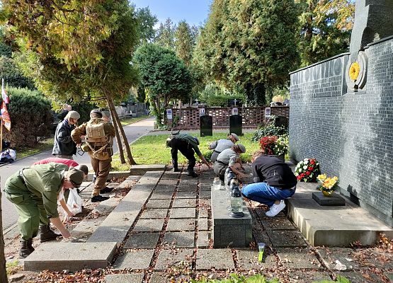 Pomnik spadochroniarzy 1. SBS