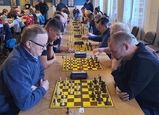 Doroli przy szachownicach