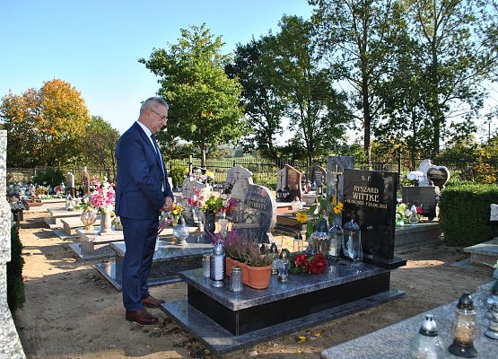 Wójt Z. Chojnacki przed grobem