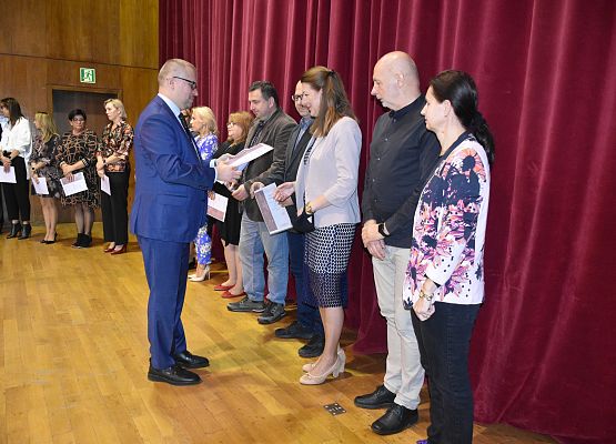 Dyrektor szkoły nagradza