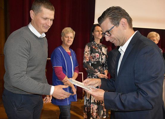 Tomasz Tutak, wręcza nagrody