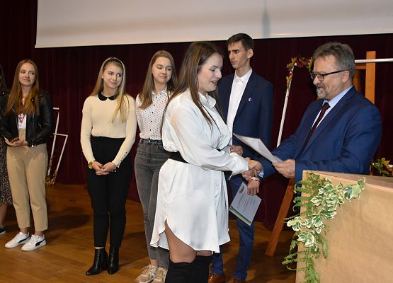 Wicestarosta Lęborski, wręcza