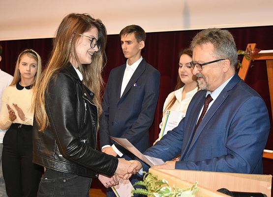 Wicestarosta Lęborski, wręcza