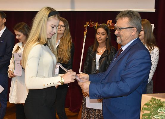 Wicestarosta Lęborski, wręcza