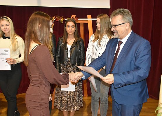 Wicestarosta Lęborski, wręcza