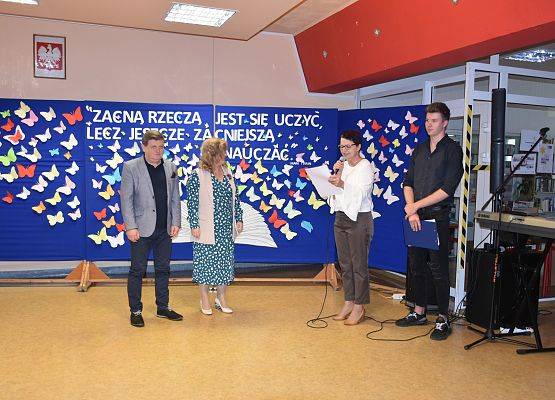 Dyrektor Hanna Janczak, wręcza