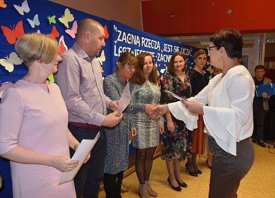 Dyrektor Hanna Janczak, wręcza