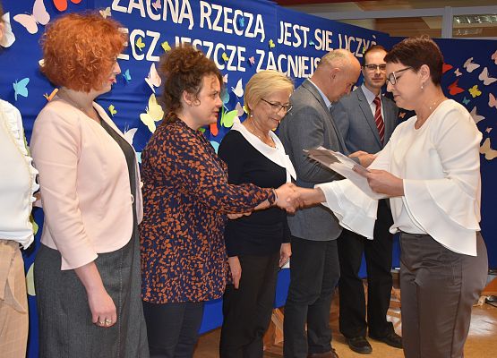 Dyrektor Hanna Janczak, wręcza