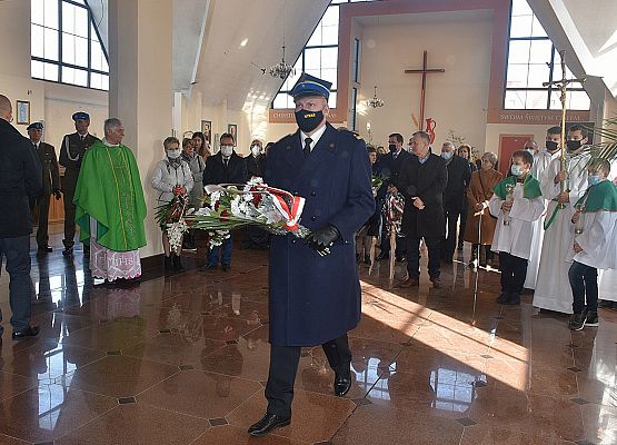 Kwiaty składa Komendant