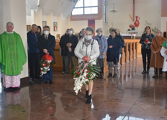 Kwiaty składa radna Sejmiku