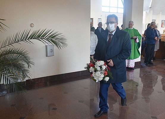 Kwiaty składa wicestarosta E.