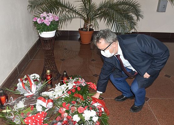 Kwiaty składa wicestarosta E.