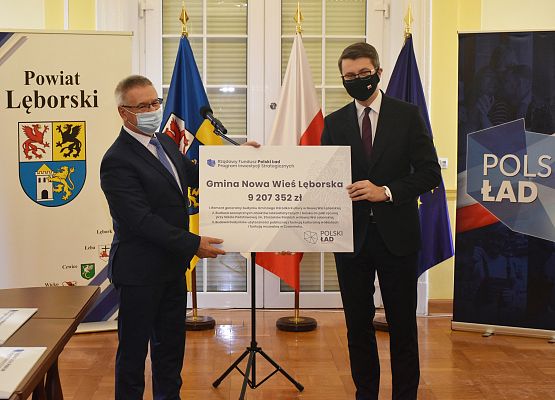 Promesę odbiera Wójt Nowej Wsi