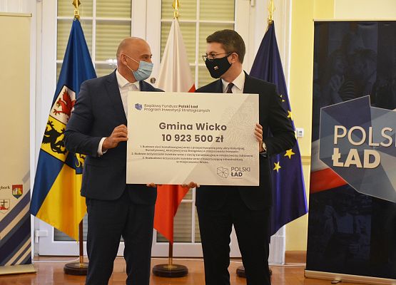 Promesę odbiera Wójt Wicka