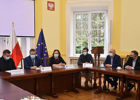 Rozmowy przed podpisaniem