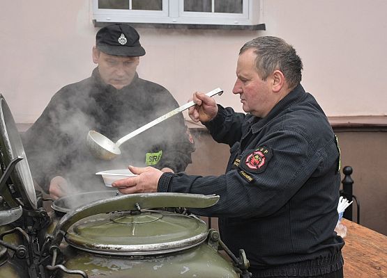 Grochówką częstuje Andrzej