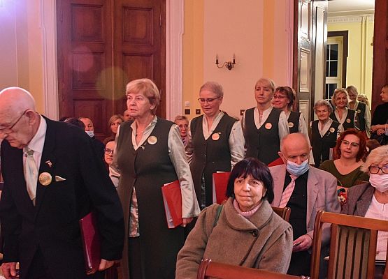 Na scenę wchodzi Chór