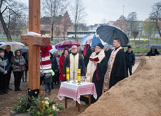 Moment poświęcenia krzyża