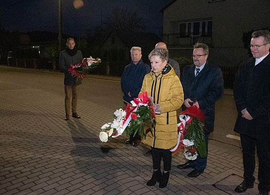 Kwiaty składa radna Sejmiku