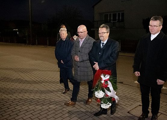 Kwiaty składają (od lewej);