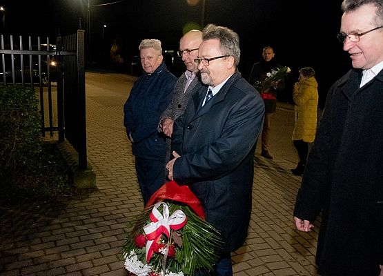 Kwiaty składają (od lewej);