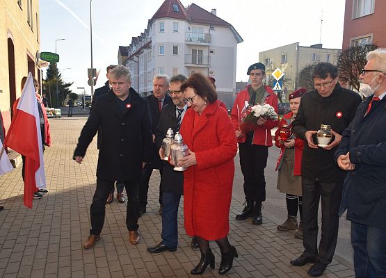 Składanie zniczy pod tablicą