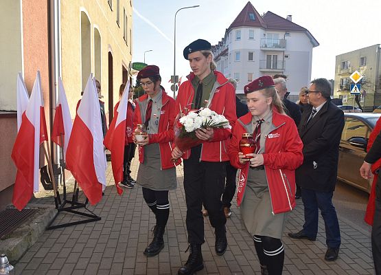 Znicze i kwiaty składają