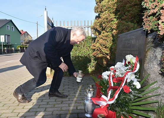 Znicz zapala senator Kazimierz