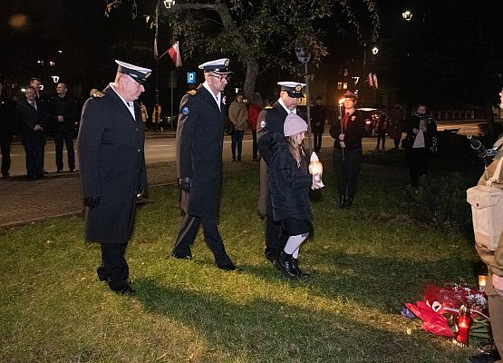 Żołnierze składają znicze