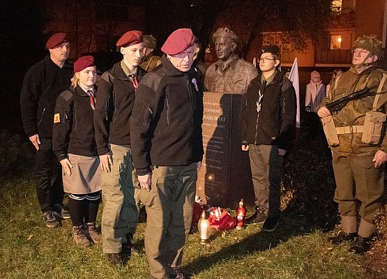 Przed pomnikiem generała